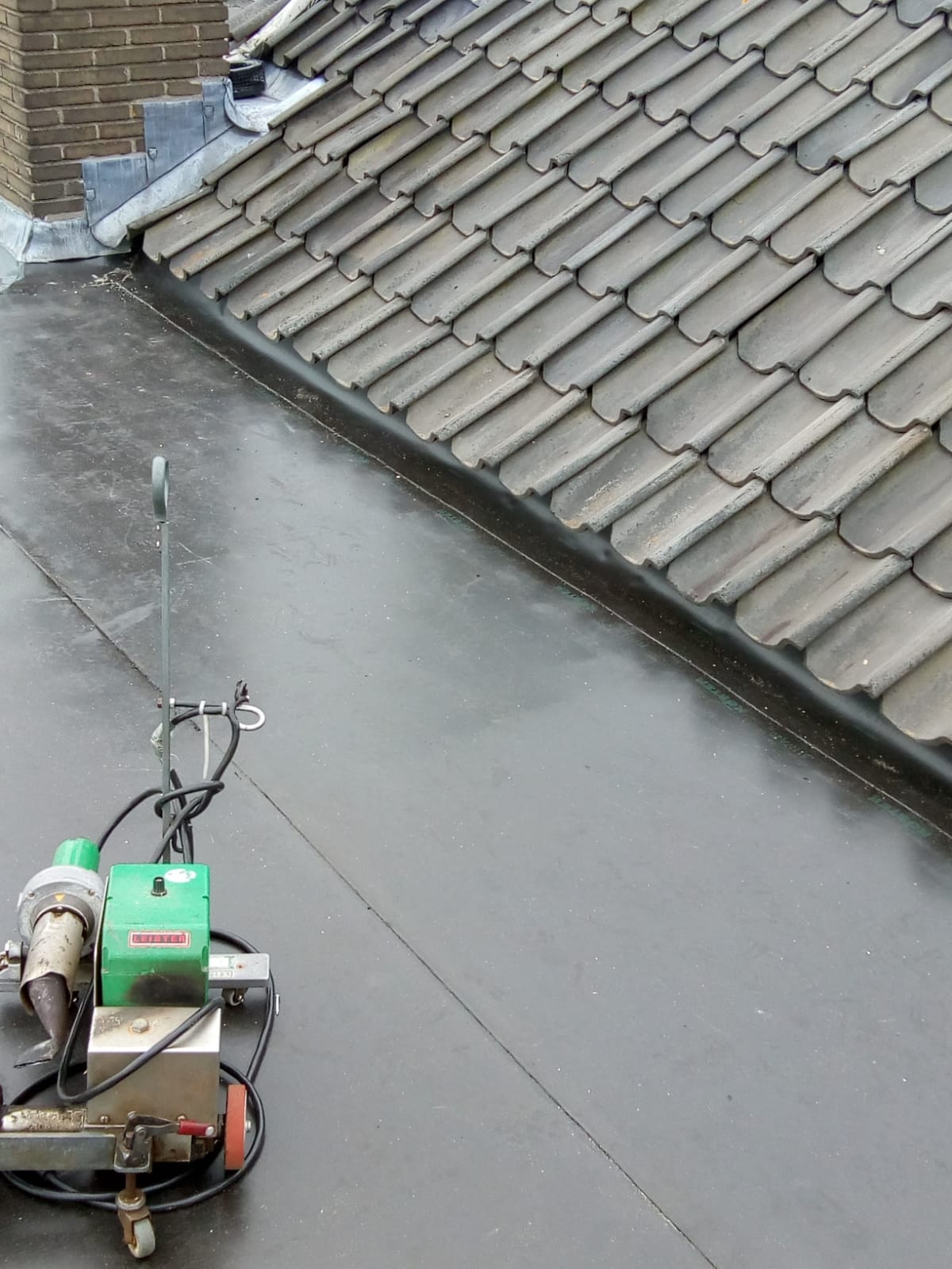 dakkapel met koster ecb onder een pannendak