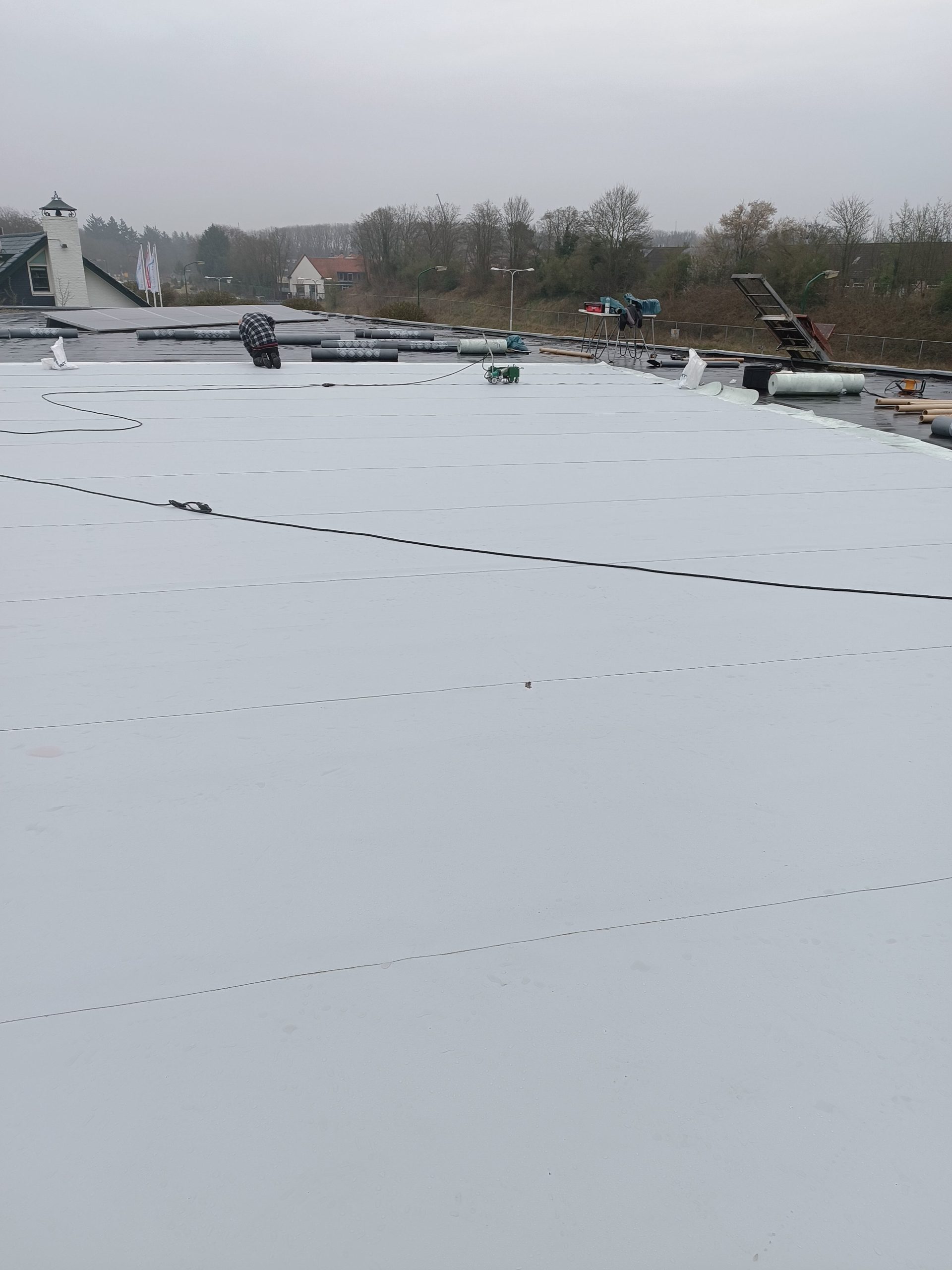 Spierwit Koster TPO dak op woning in Zeist met zonnepanelen – reflecterend en duurzaam